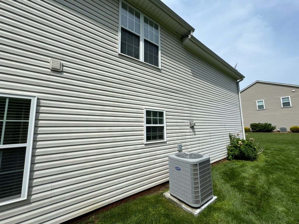 Vinyl siding house washing